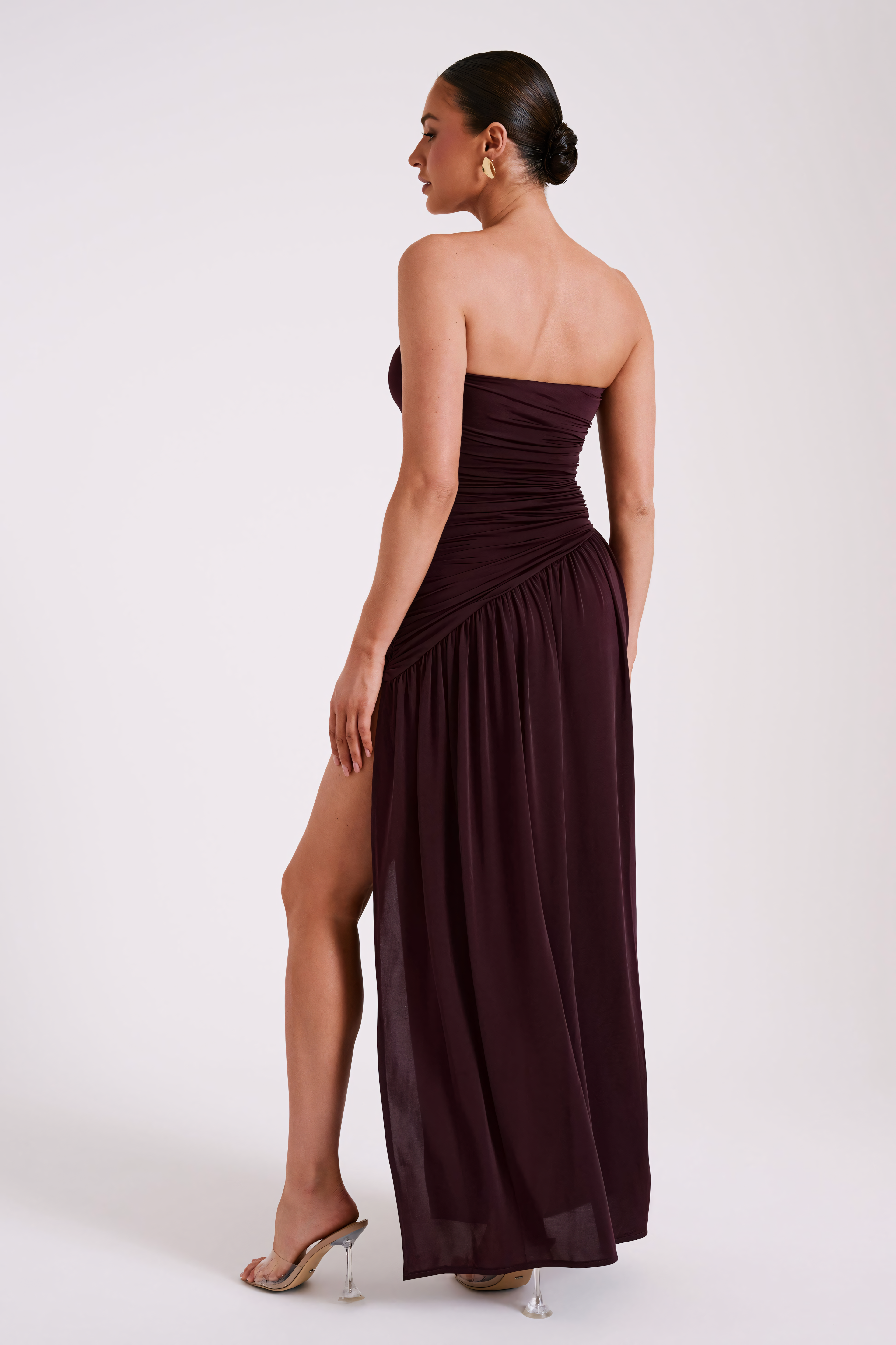 Selvara – Vestido marrom com pregas