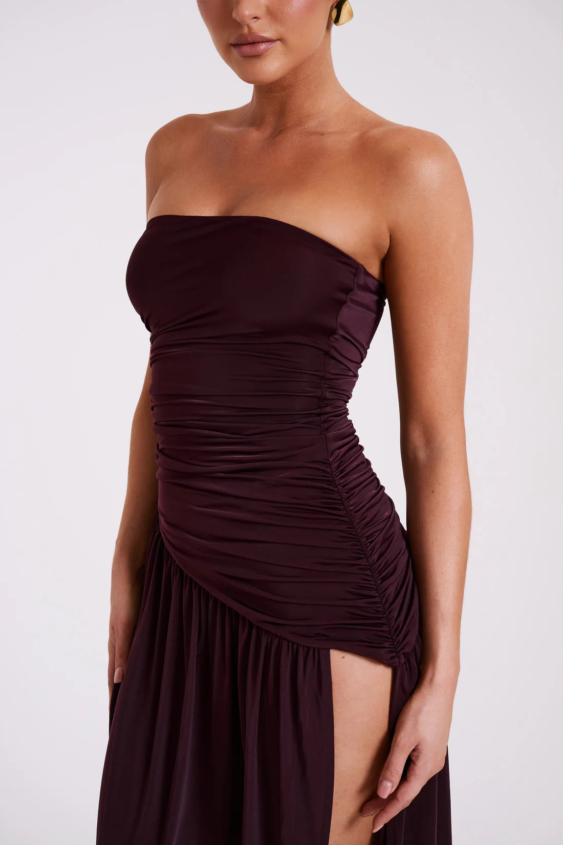 Selvara – Vestido marrom com pregas